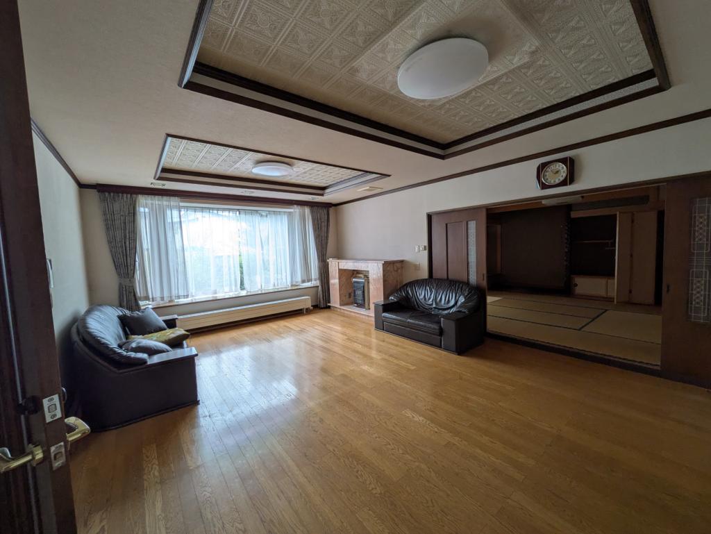 帯広市西20条南3丁目13番地11（住居表示4-8）｜9LDK地下室付き大型住宅 内観