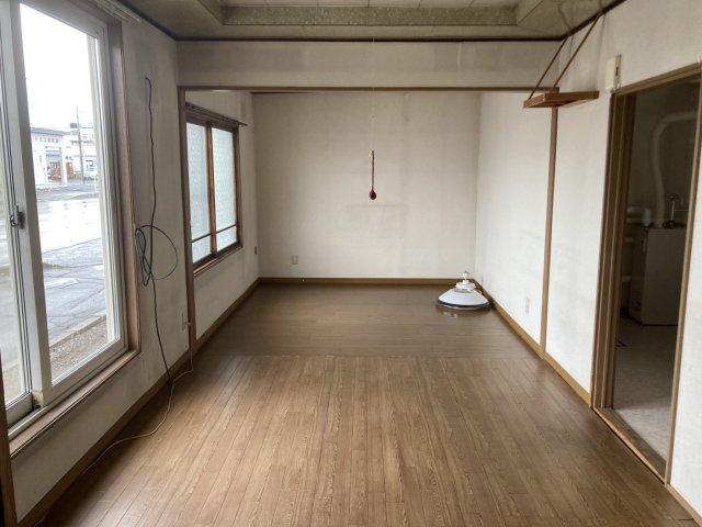 西１６条北２丁目【南西角地！リフォーム向き中古物件！】 内観