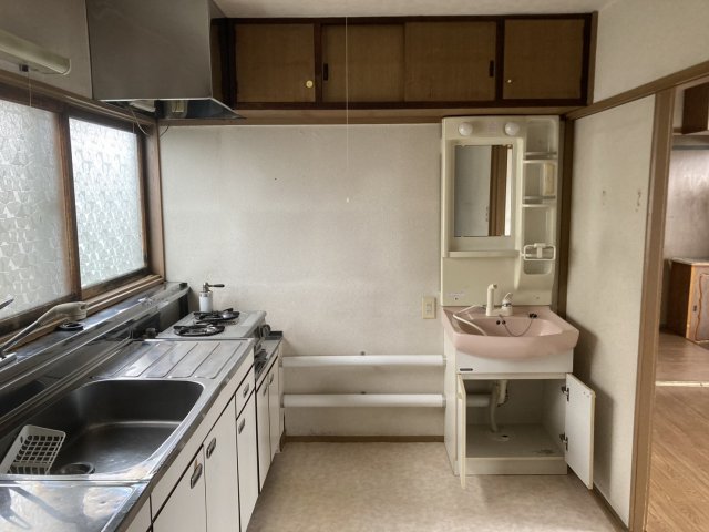 西１６条北２丁目【南西角地！リフォーム向き中古物件！】 内観
