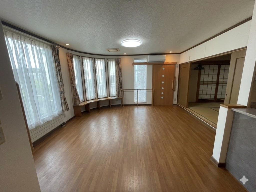 ♪南・北・東三方角地♪西１０南３２＿中古住宅 内観