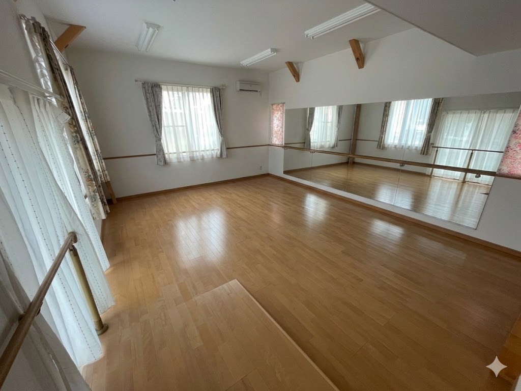♪南・北・東三方角地♪西１０南３２＿中古住宅 内観