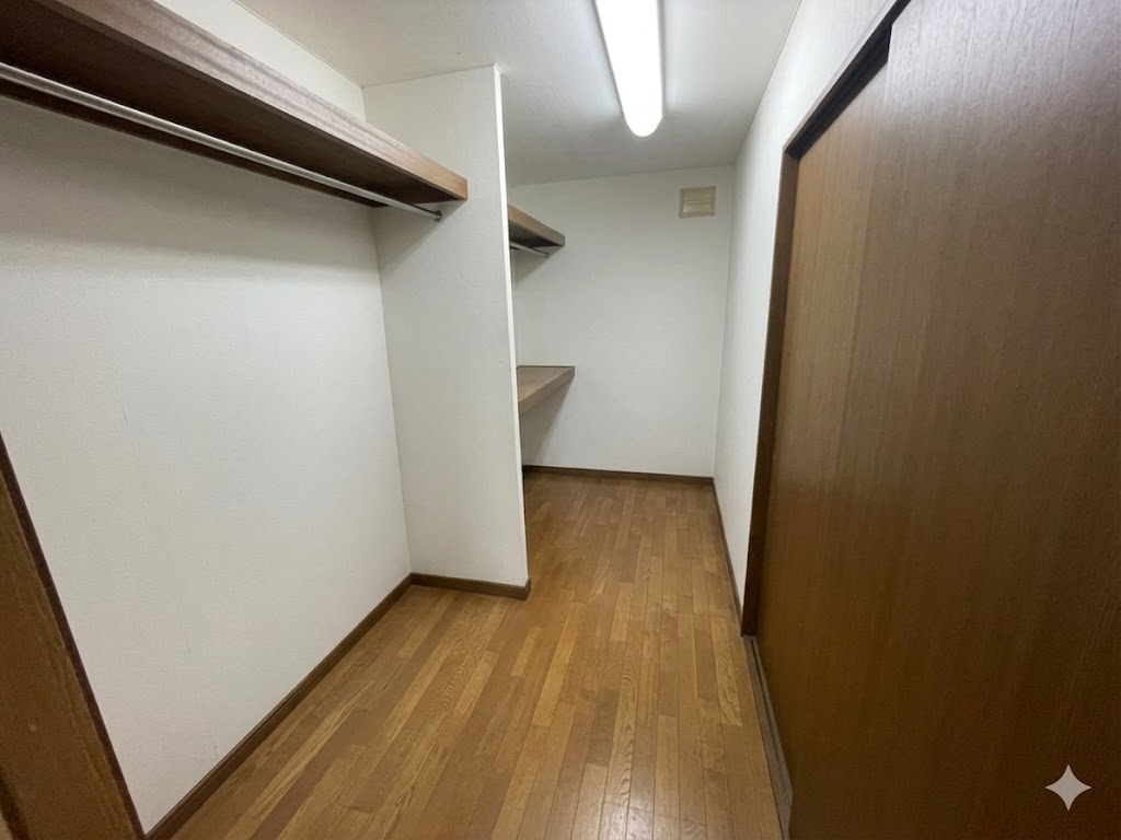 ♪南・北・東三方角地♪西１０南３２＿中古住宅 内観
