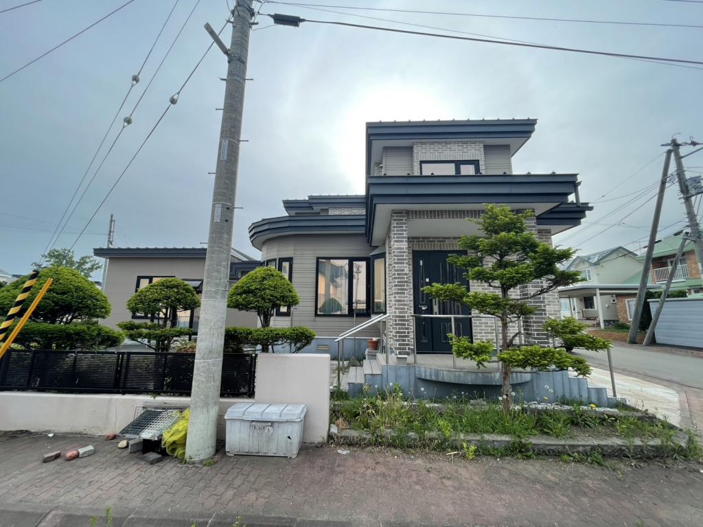 ♪南・北・東三方角地♪西１０南３２＿中古住宅 内観