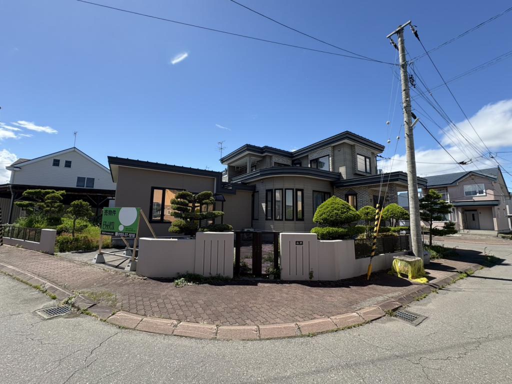 ♪南・北・東三方角地♪西１０南３２＿中古住宅