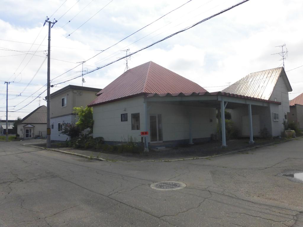 帯広市西十八条南32丁目1番地20（北西角地）【売中古住宅２階建（旧耐震基準）：4LDK】