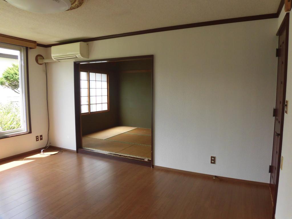 帯広市西十八条南32丁目1番地20（北西角地）【売中古住宅２階建（旧耐震基準）：4LDK】 内観