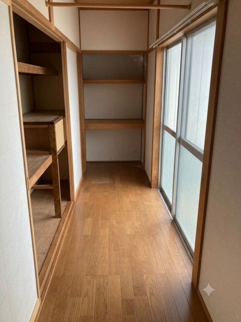 西１７条北２丁目【国道２４１号線近く！５ＬＤＫ中古住宅♪】 内観