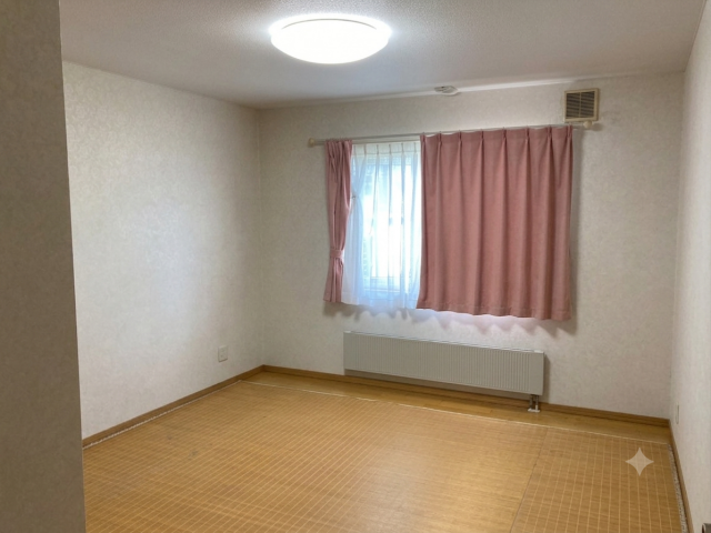 西１７条北２丁目【国道２４１号線近く！５ＬＤＫ中古住宅♪】 内観