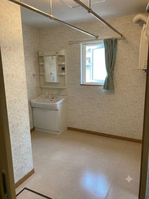 西１７条北２丁目【国道２４１号線近く！５ＬＤＫ中古住宅♪】 内観