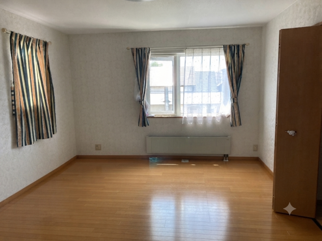 西１７条北２丁目【国道２４１号線近く！５ＬＤＫ中古住宅♪】 内観