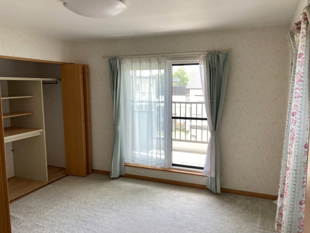 西１７条北２丁目【国道２４１号線近く！５ＬＤＫ中古住宅♪】 内観