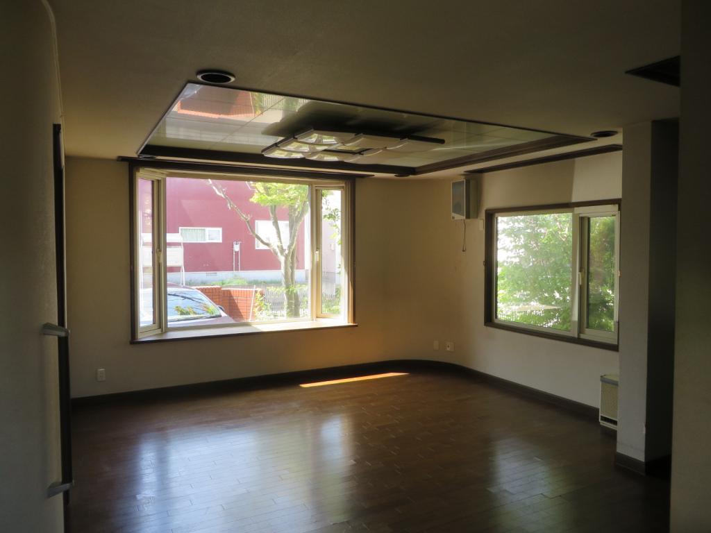 売中古邸宅（西18南3）南西角地！ 内観