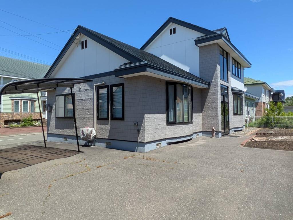 芽室町東10条中古住宅!土地ゆとりの100坪！