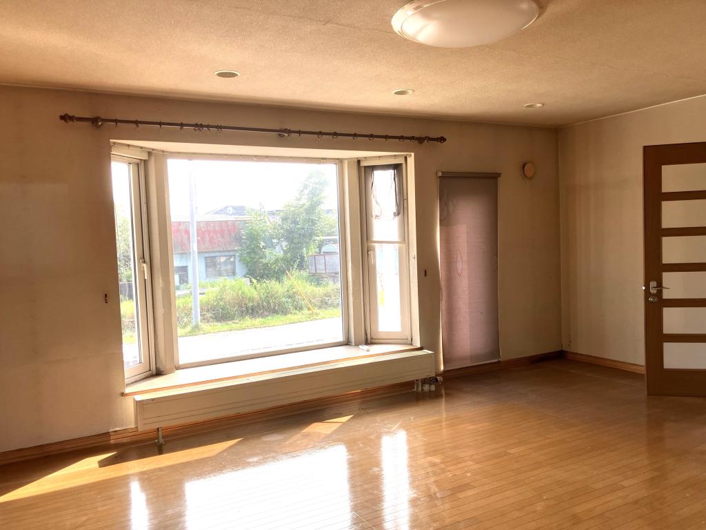 西9条南41丁目　南向き一戸建て　6LDK　9/14.2480万円から2180万円へ価格改定 内観