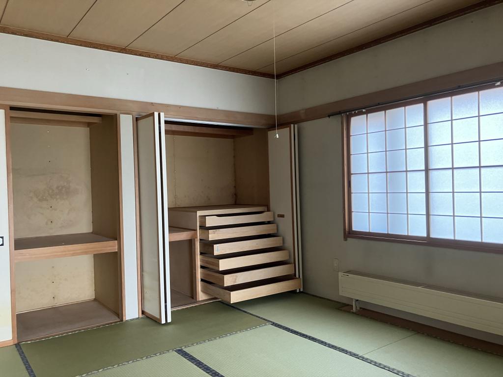 西9条南41丁目　南向き一戸建て　6LDK　9/14.2480万円から2180万円へ価格改定 内観