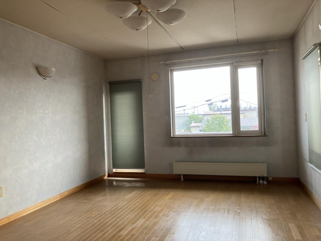 西9条南41丁目　南向き一戸建て　6LDK　9/14.2480万円から2180万円へ価格改定 内観